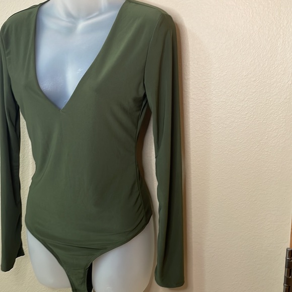 Fashion Nova Louise V neck bodysuit M NWT - Picture 4 of 8